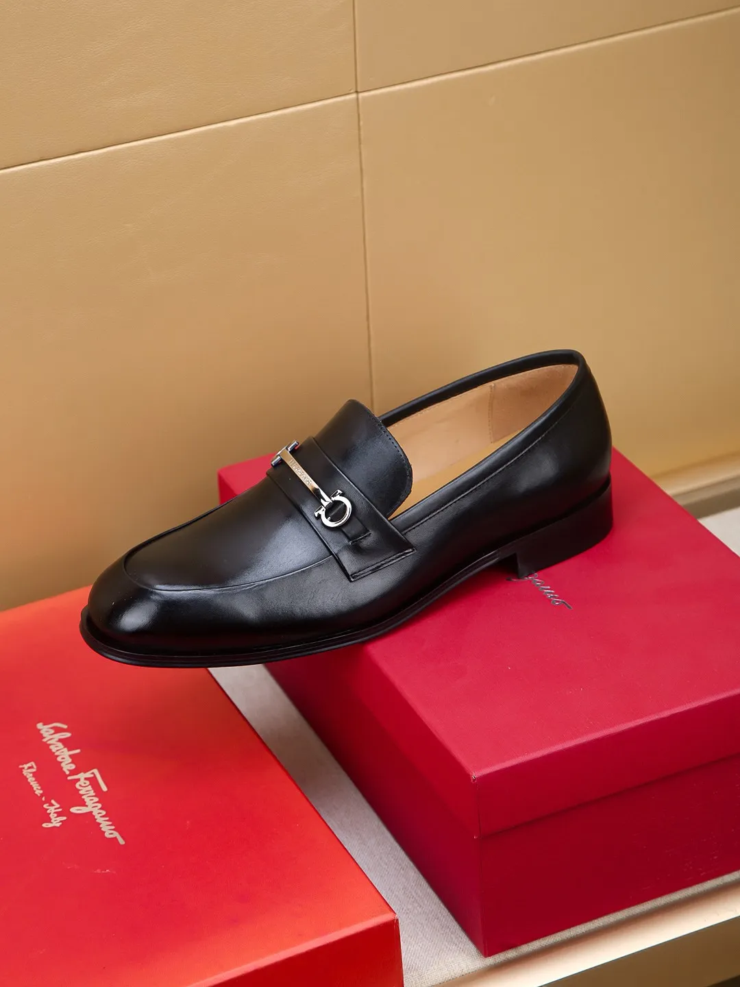 Men's shoes 💰460 🕷🕷🐂【Ferragamo】Ferragamo Popular fashionable leather shoes🇨🇳Official website counter 1:1 production, original mold opening💯Good quality can be seen, imported high-end first-layer waxed calfskin, water-dyed🐂leather lining🌿very clear texture, high-quality waterproof, non-slip and wear-resistant outsole🎋high quality and low price, truly handmade🍓colors available! Code number 39-44......(38.45.46.47 customized)